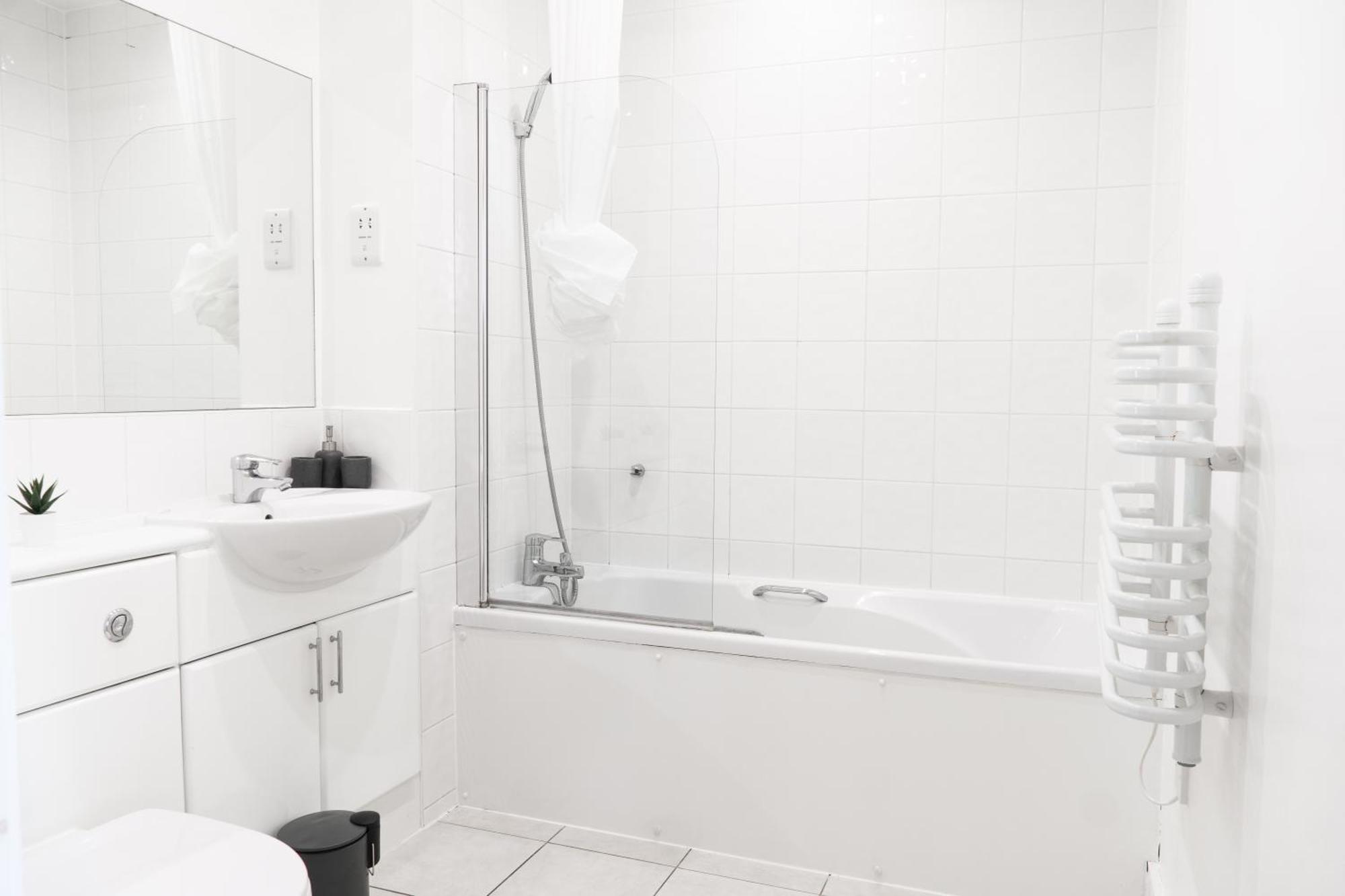 The Regency Suite - Modern 2-Bed 1-Bath Apartment Chertsey Exterior foto