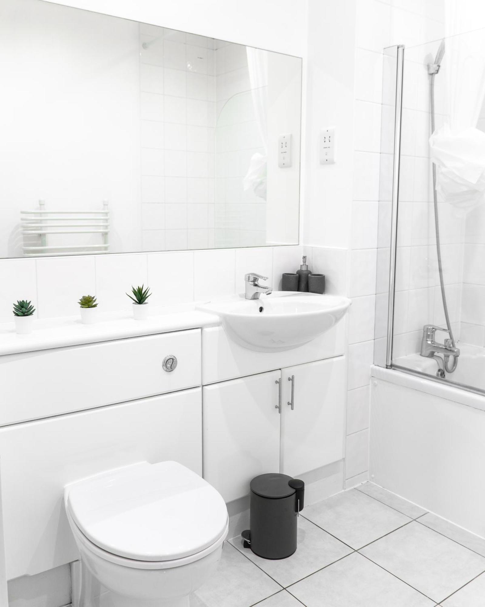 The Regency Suite - Modern 2-Bed 1-Bath Apartment Chertsey Exterior foto