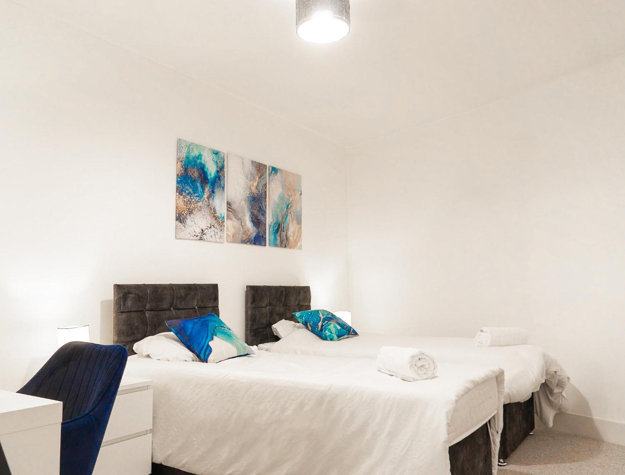 The Regency Suite - Modern 2-Bed 1-Bath Apartment Chertsey Exterior foto